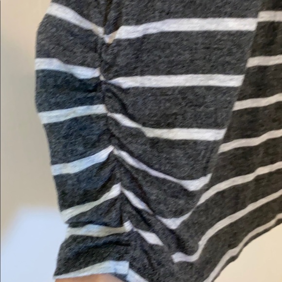 Zenana Outfitters Grey Striped Ruched Side Top M - Picture 3 of 3